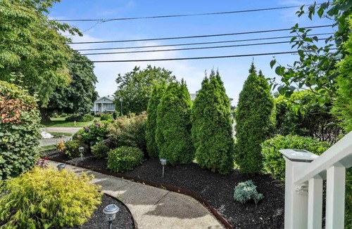 Newport East House | Middletown Beach Bungalow Near Newport