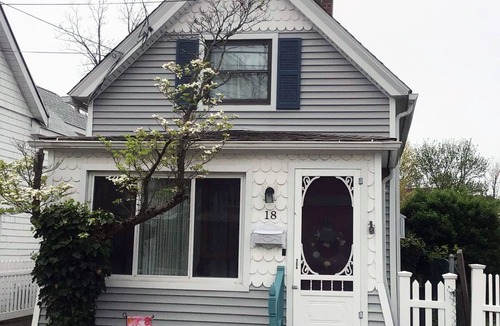 Devon House | Milford beach cottage. Steps to beach.