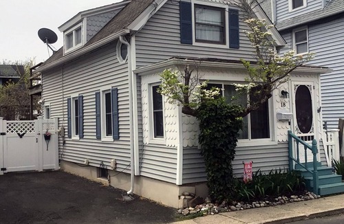 Devon House | Milford beach cottage. Steps to beach.