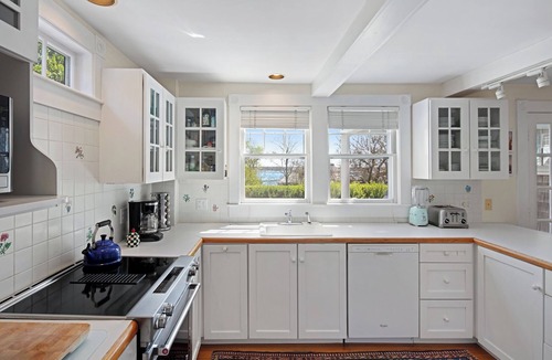 Tisbury House | Mill Hill - Walking Distance From Town And Ferry With Ocean View