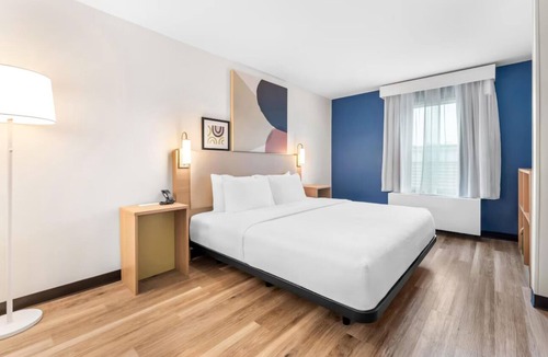 Essex Junction Hotel | Minimalist King Unit Close to Burlington Airport – Only 3.1 Miles Away
