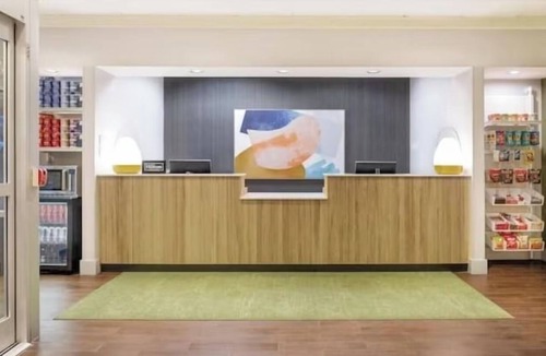 Essex Junction Hotel | Minimalist King Unit Close to Burlington Airport – Only 3.1 Miles Away