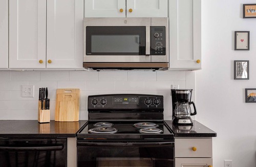West Poplar Apartment | Mins to Fishtown & Center City | GlobeNest