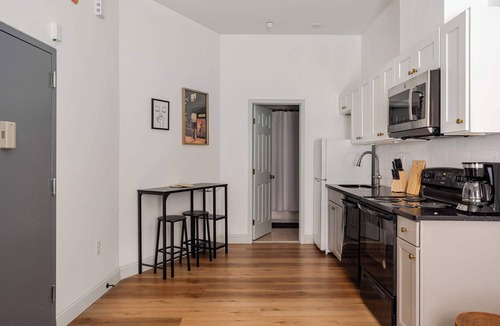 West Poplar Apartment | Mins to Fishtown & Center City | GlobeNest
