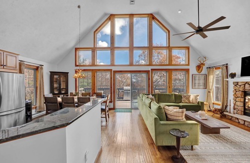 Tannersville Ski Chalet | Mins. to Skiing! Kid Friendly w. Hot Tub & Mountain Views