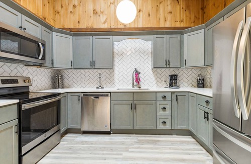 West Dover Ski Chalet | Minutes from gorgeous Mount Snow: Chalet with Hot Tub, Sauna, Game Room