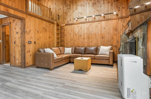 West Dover Ski Chalet | Minutes from gorgeous Mount Snow: Chalet with Hot Tub, Sauna, Game Room