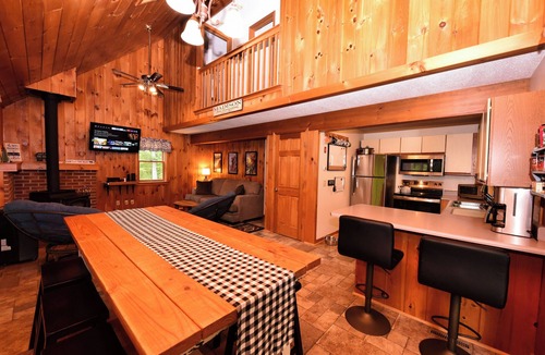 Eidelweiss Village House | Minutes to Beach Pet Friendly House w Firepit, Grill, 2 Kayaks + Screen Porch
