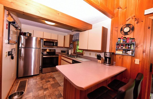 Eidelweiss Village House | Minutes to Beach Pet Friendly House w Firepit, Grill, 2 Kayaks + Screen Porch