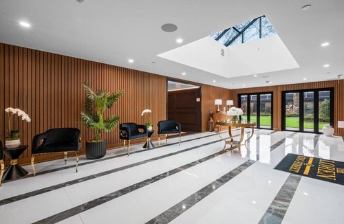 Greenwich Apartment | Modern 1-bedroom apartment in Greenwich with Patio and State-of-the-Art Gym