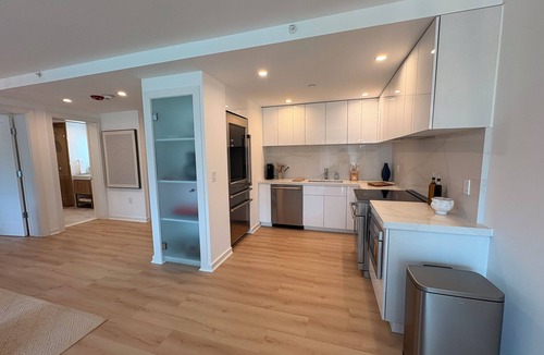 Greenwich Apartment | Modern 1-bedroom apartment in Greenwich with patio and gym