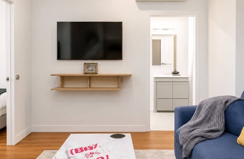 Corn Hill House | Modern 1BD/1BA apartment in the heart of Cornhill featuring high-speed WiFi, smart TV, and a fully equipped kitchen. Perfect blend of comfort and convenience in one of Rochester’s most charming neighborhoods.
