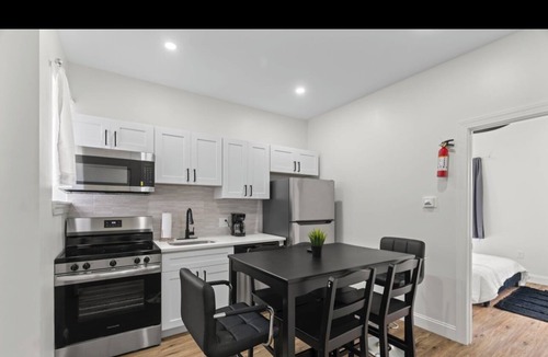Primos Secane House | Modern 2 Bedroom 1 Bath Unit 2 Near Airport, Xfinity Arena And Eagles Stadium
