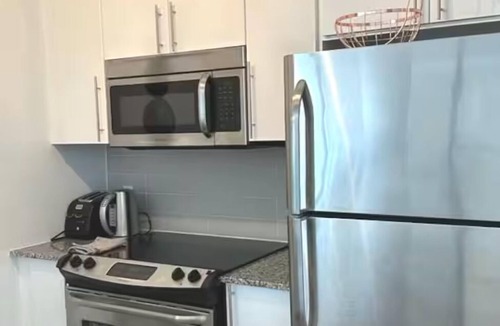 Bay Street Corridor Condo | Modern 2-bedroom 2 bathroom condo with AC in downtown Toronto-Bay st & College