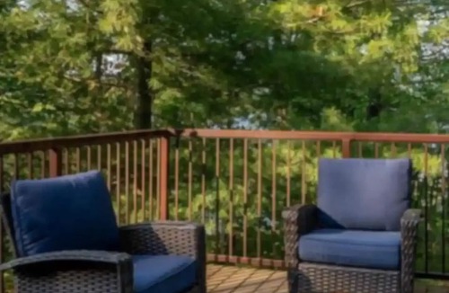 Alban Cottage | Modern 2 bedroom Cottage on the French River.