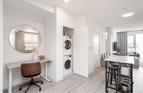Forest Hill South Condo | Modern 2bdr+ 2bath with free parking in luxurious Forest Hill neighbourhood!