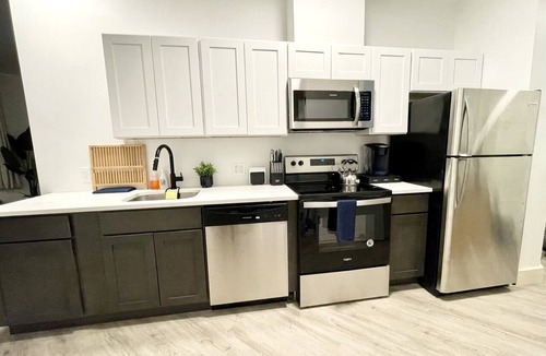 Elizabeth Apartment | Modern 2BR Apartment - Near NYC, American Dream, MetLife, EWR