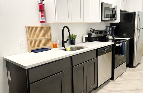 Elizabeth Apartment | Modern 2BR Apartment - Near NYC, American Dream, MetLife, EWR