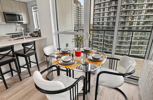 Hurontario Apartment | Modern 2BR+Den Condo near Square One | Sleeps 6 | Mins to Pearson YYZ