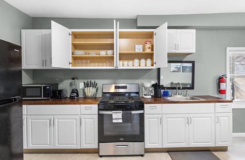 East Orange House | Modern 3BR: 15 minutes from World Cup, Spacious, Parking + 30 minutes from NYC