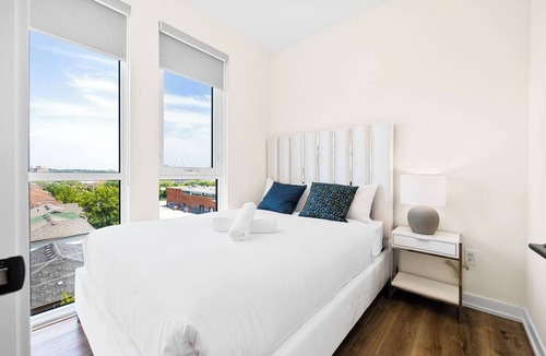 Harwood Hotel | Modern 3BR+Den Balcony Near High Park
