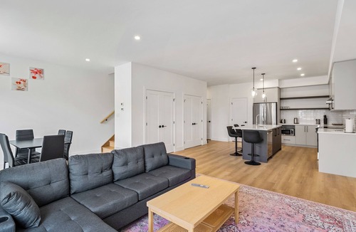 London House | Modern 3BR House | King + 2 Queens | Parking