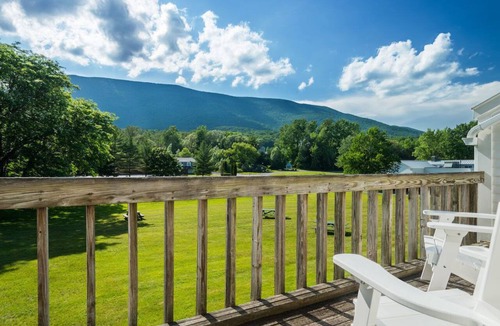 Manchester Apartment | Modern 3BR Townhouse | Golf, Pool & Spa Access