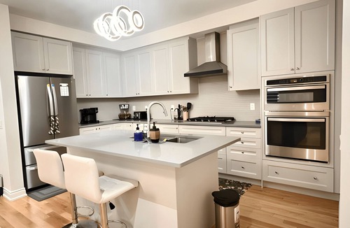 Ajax House | Modern 4‑Bedroom Retreat I 2‑Car Parking I Steps from the Ajax Waterfront