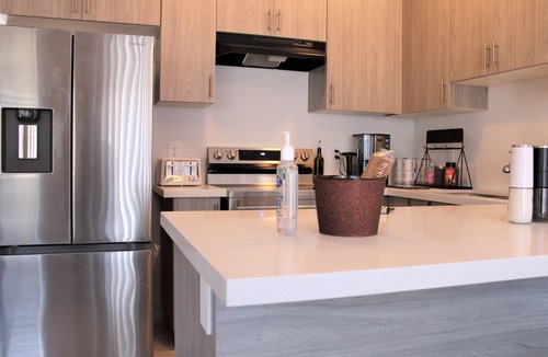 Barrie House | Modern 4 Bedroom Townhouse in Barrie South