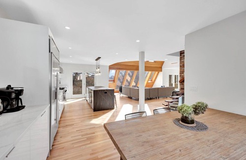 West Barnstable House | Modern 6BR Retreat,MarshViews,Hot tub,5mins to beach,Chef’s Kitchen, Large Grps