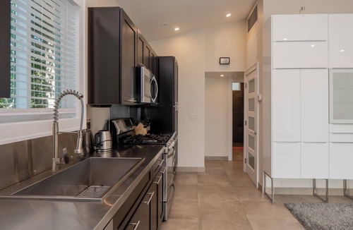 Middletown House | Modern and cool cottage close to pebble beach!