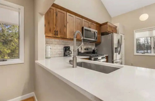 West Dover House | Modern and Luxury Villa with Hot Tub and Sauna near Mount Snow.