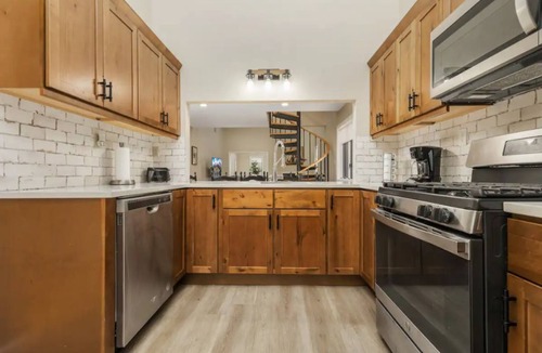 West Dover House | Modern and Luxury Villa with Hot Tub and Sauna near Mount Snow.