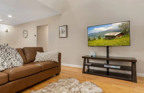 West Dover House | Modern and Luxury Villa with Hot Tub and Sauna near Mount Snow.