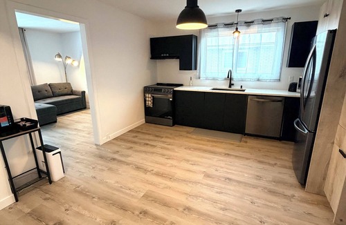 District Saint - Raymond - Vanier Apartment | Modern Apartment–10 mins from Ottawa DT
