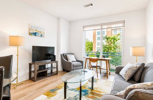 Downtown Apartment | Modern Apt Downtown with Pool