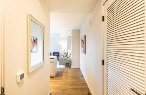 Seaport District Apartment | Modern Apt with City Views and Gym