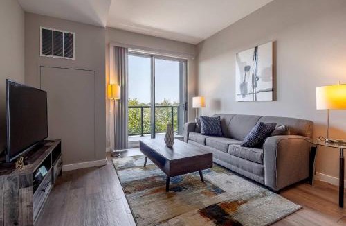 Stamford Apartment | Modern Apt with Luxury Amenities