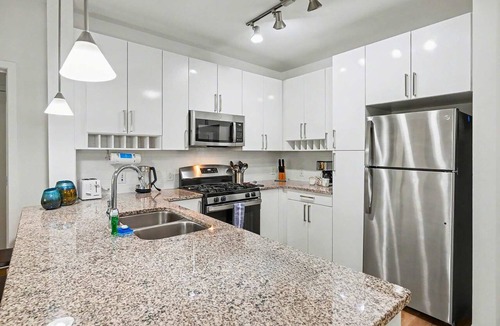Downtown Apartment | Modern Apt with Pool | Walk Downtown