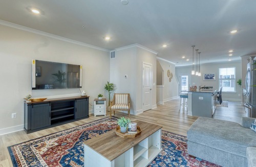 Caine Woods House | Modern Beachside luxury, Baby-Friendly, Pool, Garage, Ensuite - Sleeps 10