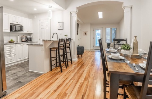 Cornwall House | Modern, Bright Townhome - Sleeps9+Wifi+Close To Hwy