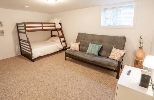 Cornwall House | Modern, Bright Townhome - Sleeps9+Wifi+Close To Hwy
