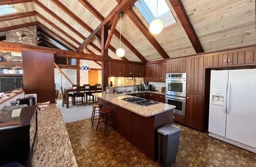 West Hyannisport House | Modern Cabin Retreat Walk to Craigville Beach