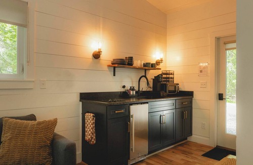 Freeport Cabin | Modern cabin w/full bath & kitchenette - 03