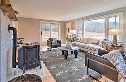 Chester House | Modern Chester Escape < 20 Mi to Bromley Mtn!