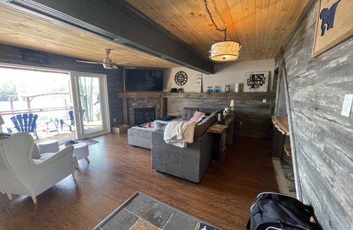 McDougall Cottage | Modern Clean Lakefront Cottage. Just 12 min to Parry Sound