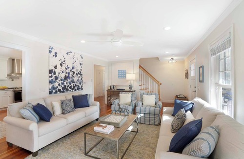 Oak Bluffs House | Modern Colonial Near The Lagoon