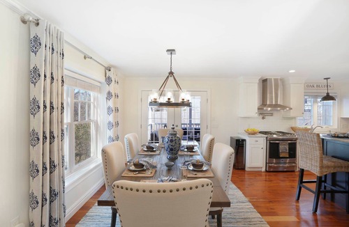 Oak Bluffs House | Modern Colonial Near The Lagoon