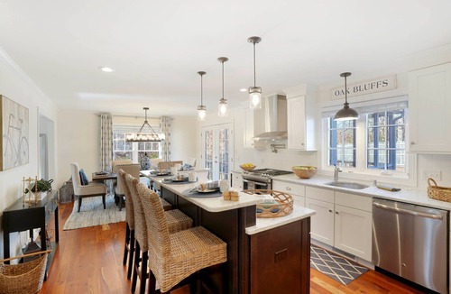 Oak Bluffs House | Modern Colonial Near The Lagoon
