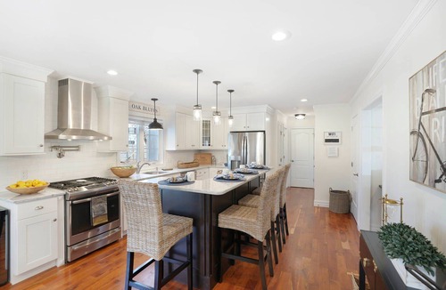 Oak Bluffs House | Modern Colonial Near The Lagoon